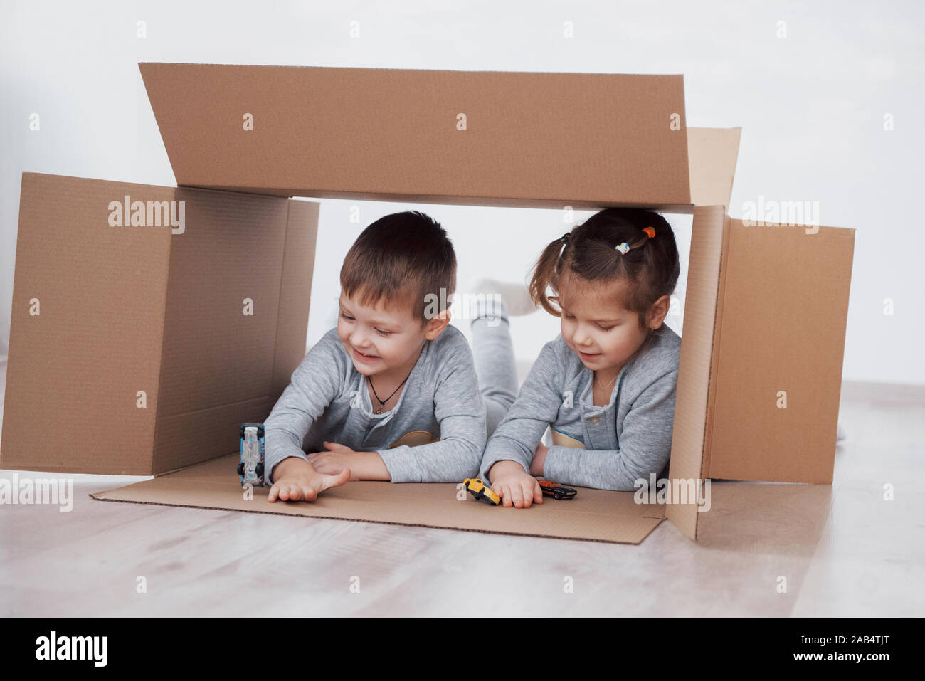 Zwei kleine Kinder, Junge und Mädchen zog gerade in ein neues Haus. Konzept Foto.. Kinder haben Spaß. Stockfoto