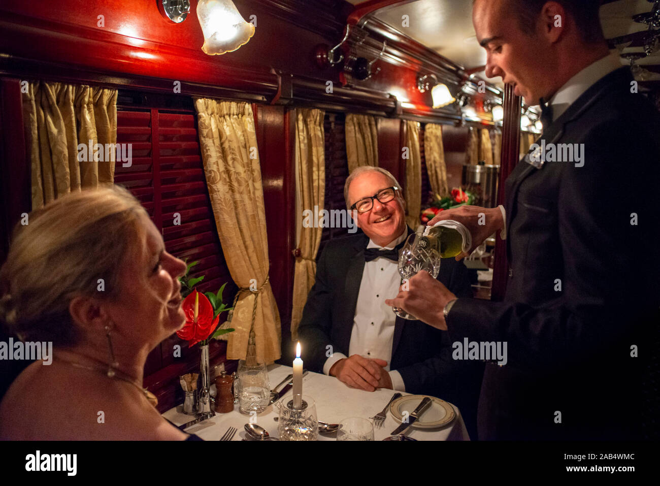 Fluggäste mit Abendessen im Restaurant Auto des Der Rovos Rail Luxuszug Reisen zwischen Kapstadt und Pretoria in Südafrika Stolz von Stockfoto