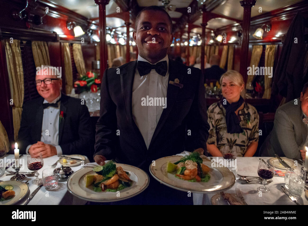 Fluggäste mit Abendessen im Restaurant Auto des Der Rovos Rail Luxuszug Reisen zwischen Kapstadt und Pretoria in Südafrika Stolz von Stockfoto