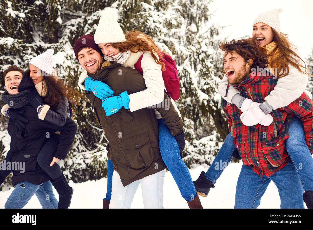 Verspielte Männer und Frauen Spaß im Winter Holz Stockfoto