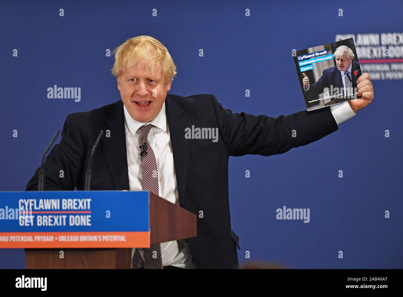 Premierminister Boris Johnson bei der Einführung der Konservativen Partei Waliser Manifest in Wrexham, während auf der allgemeinen Wahlkampagne Trail. Stockfoto