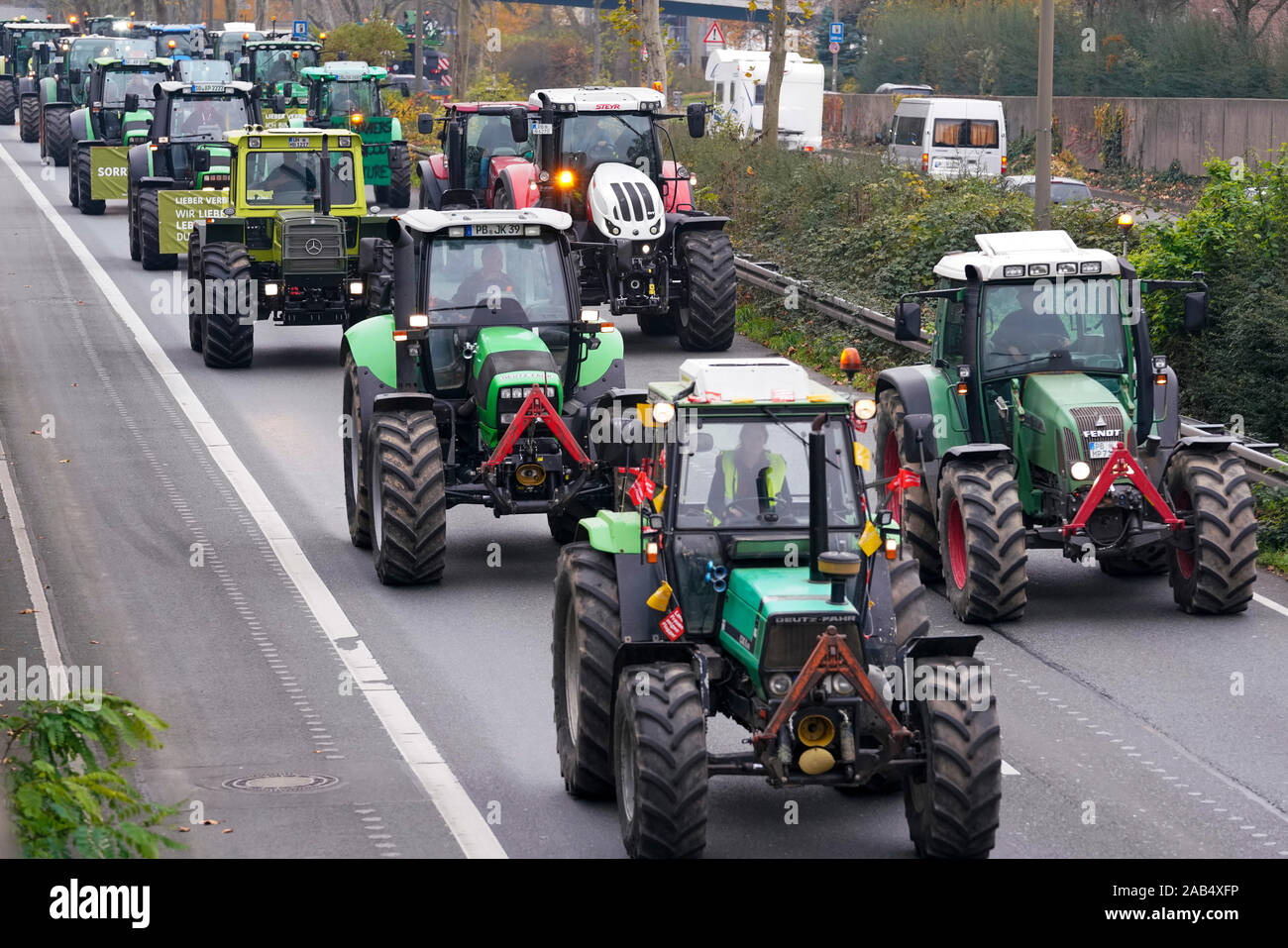 Dortmund, 25.11.2019: Landwirte Demonstration mit einem Traktor Konvoi  gegen die Agrarpolitik der Bundesregierung. Landwirte aus NRW mit ihren  Traktoren auf der Hauptstraße 1 in Dortmund auf dem Weg nach Berlin. - - -
