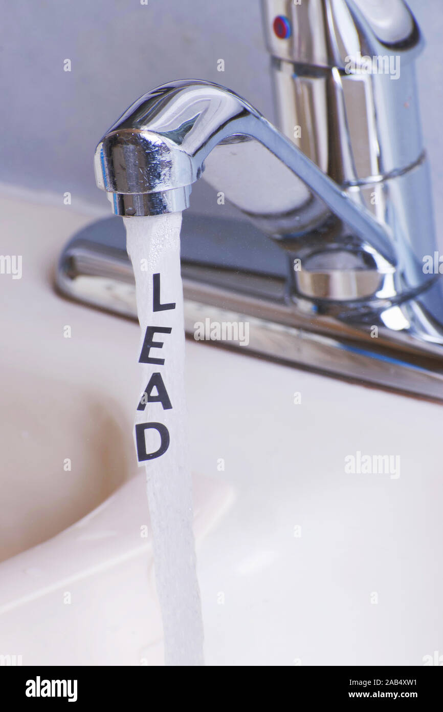 Blei in fließendem Wasser oder Stadt, Schriftzüge, führen' ist in den laufenden Wasserstrahl Stockfoto