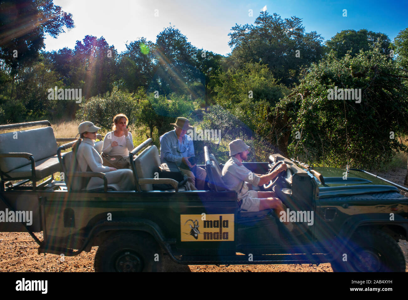 Safari auto fahrzeug mit Touristen in Mala Mala Game Reserve Sabi Sand Park Kruger Südafrika, Afrika Stockfoto