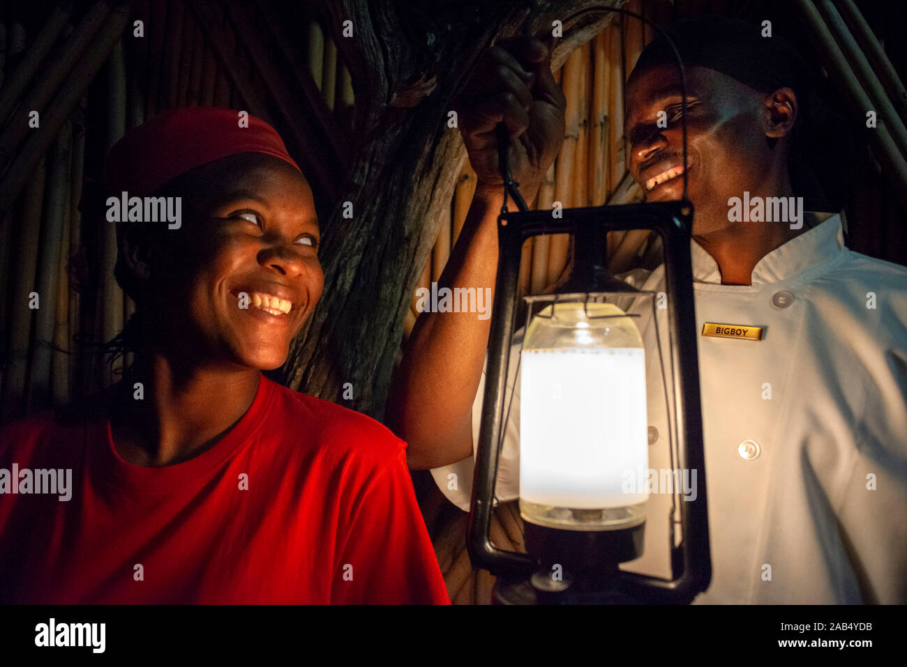 Kellner in Night Dinner mit Feuer an Mala Mala Game Reserve Sabi Sand Park Kruger Südafrika, Afrika Stockfoto