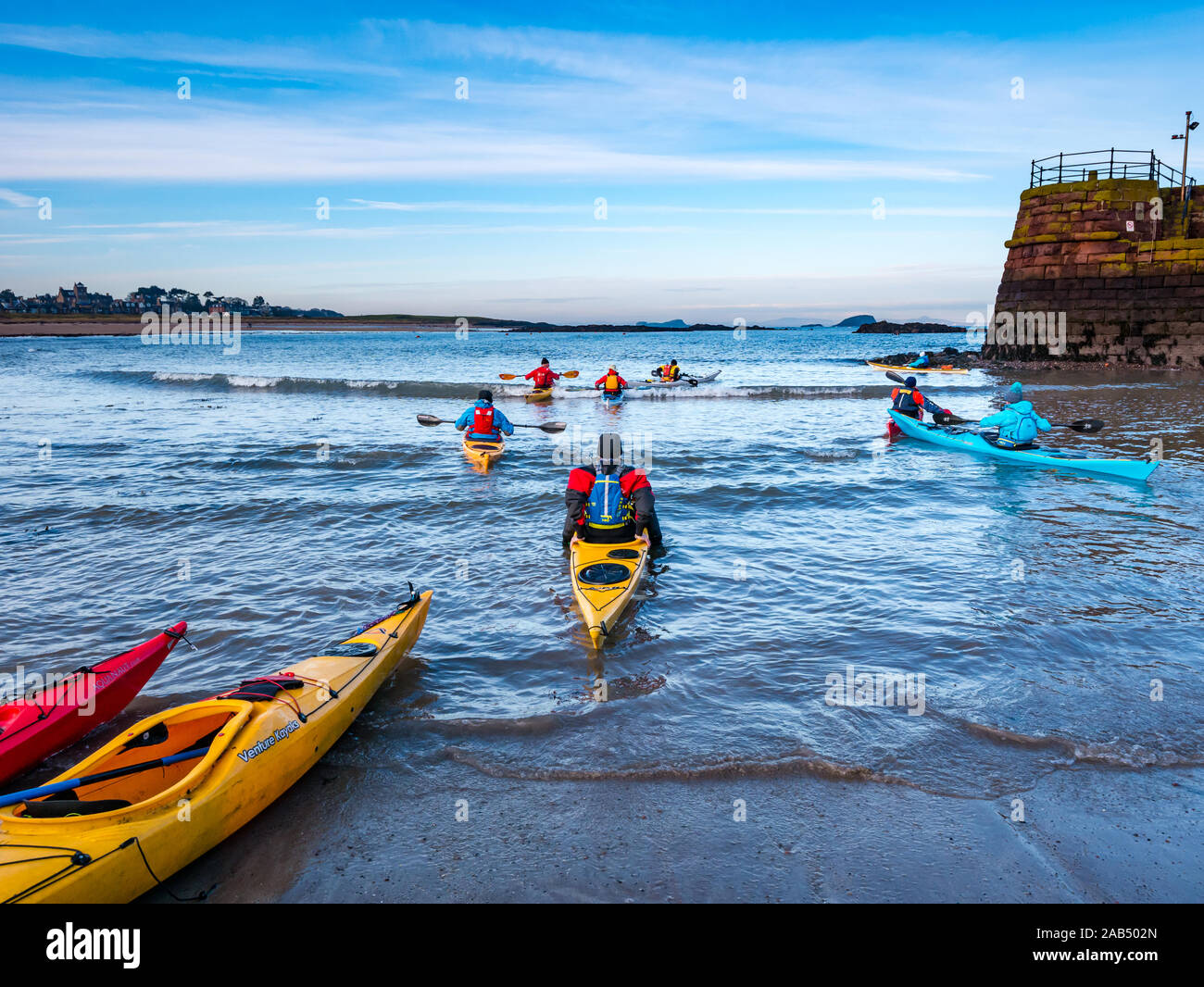 Lothian Sea Kayak Club Gruppe von kajakfahrer aus Strand, North Berwick, East Lothian, Schottland, Großbritannien Stockfoto