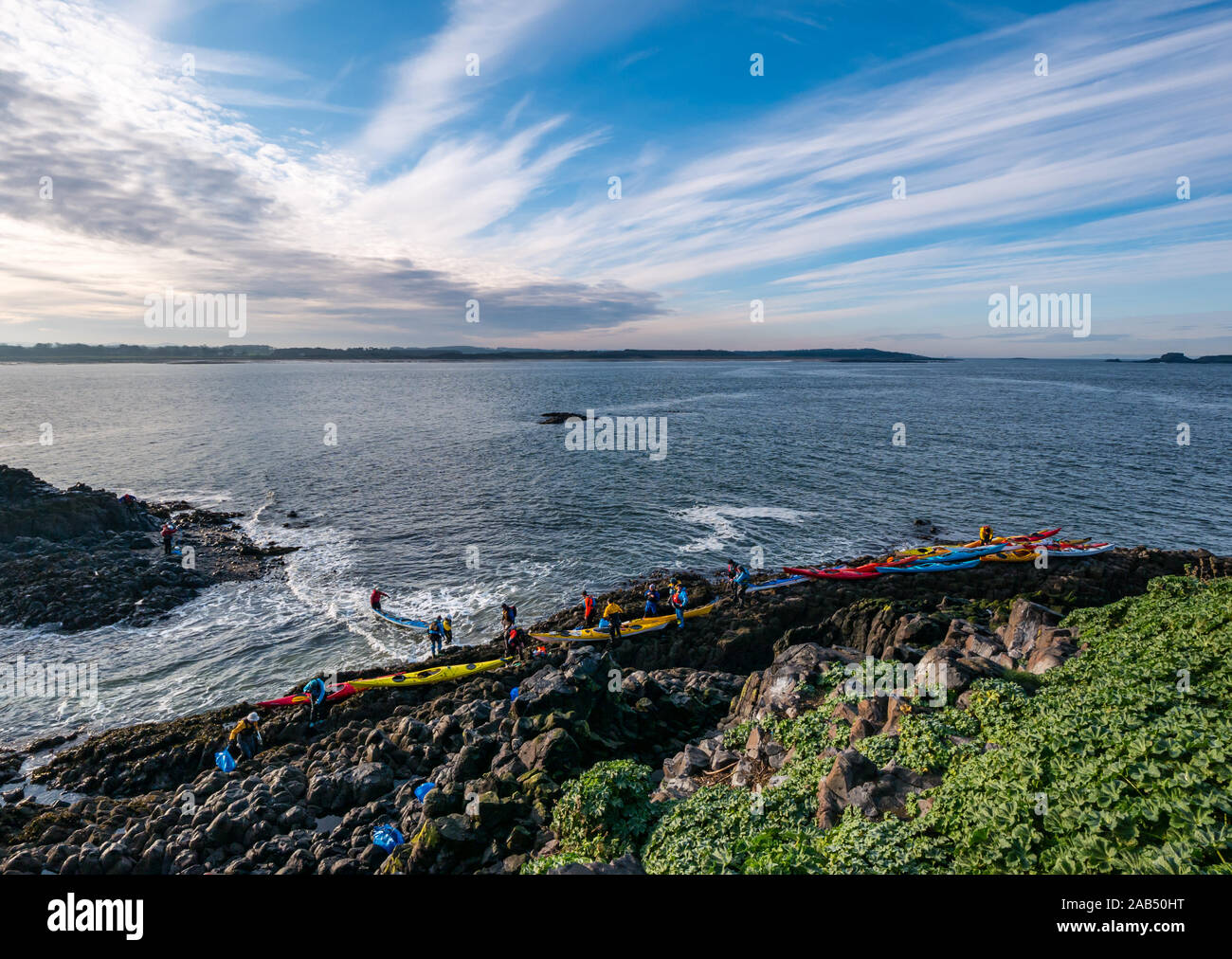 Lothian Sea Kayak Club Kajaks Landung auf felsigen Ufer, Lamm Insel, Erhabene, Schottland, Großbritannien Stockfoto