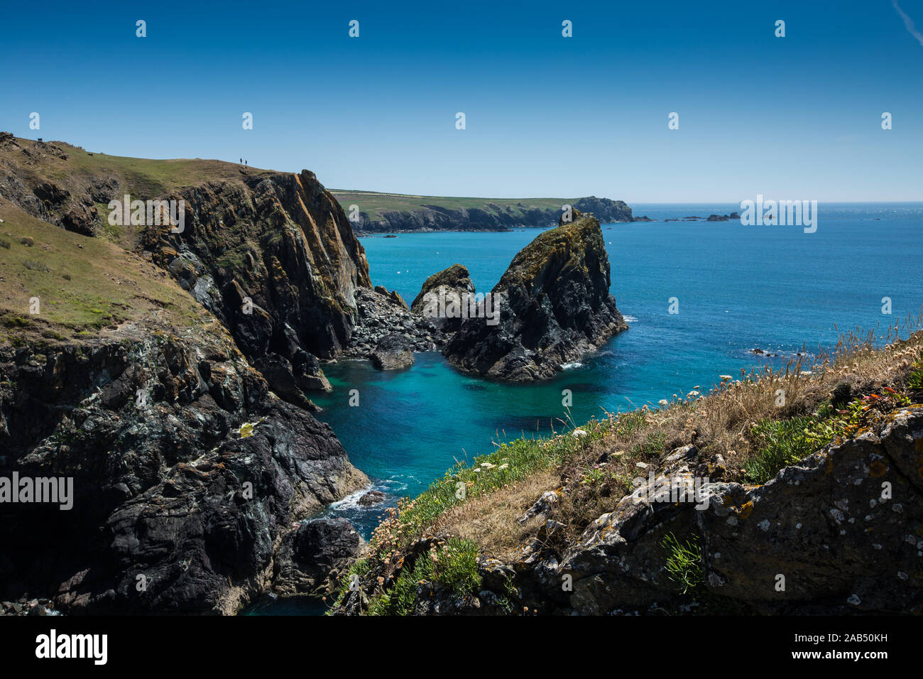 Die malerische und beliebtes Reiseziel von Kynance Cove in Cornwall, die Schöne robuste Cornish Landschaft am besten im Sommer. Stockfoto