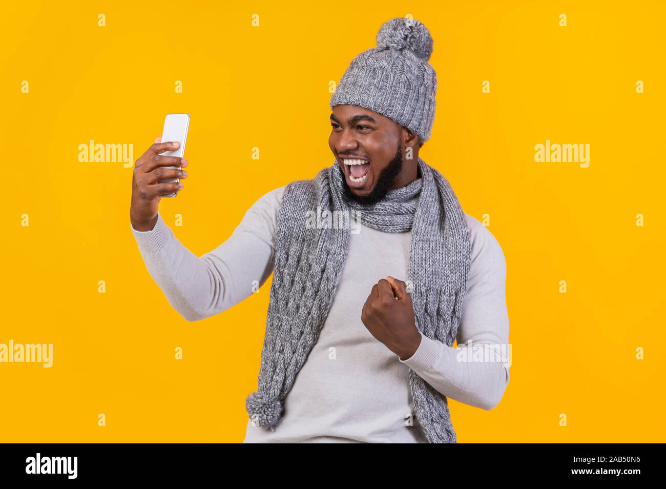 Emotionale afro Kerl in grauen Winter hat die selfie Stockfoto