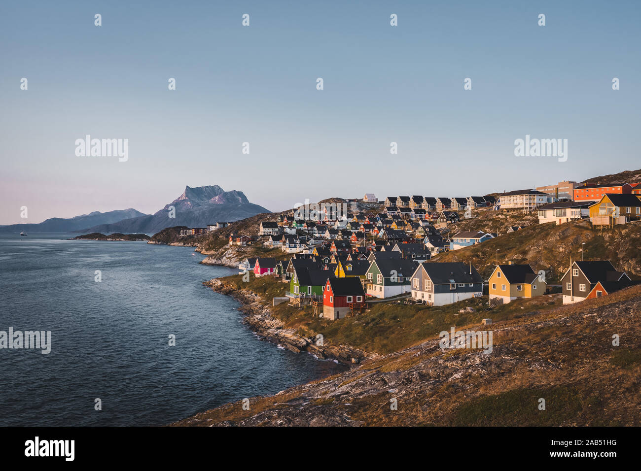 Nuuk, die Hauptstadt der Grönland mit schönen kleinen bunten Häuser in myggedalen bei Sonnenuntergang Sonnenaufgang 24.00 Uhr So. Sermitsiaq Berg im Hintergrund Stockfoto