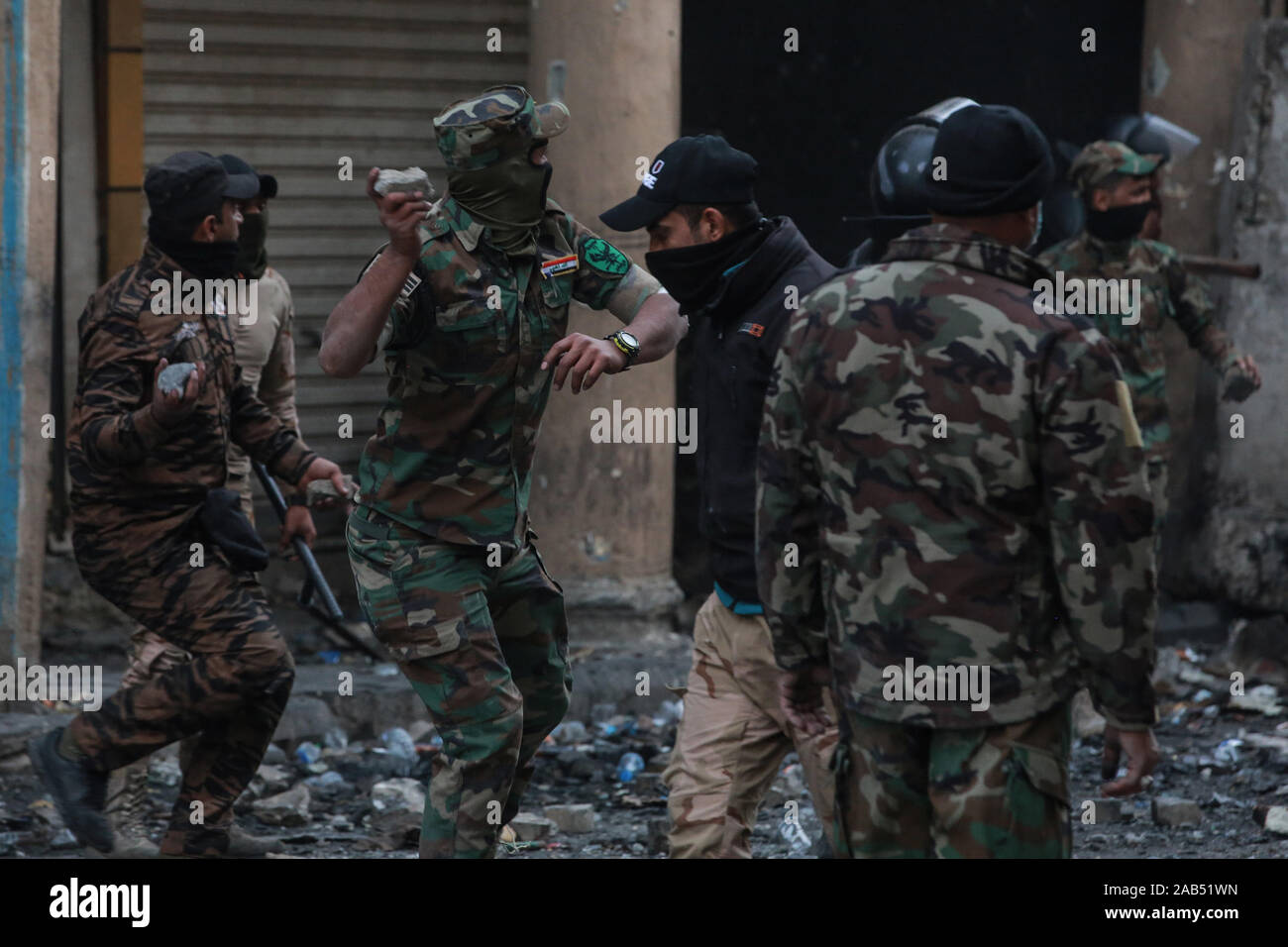 Bagdad, Irak. 25 Nov, 2019. Mitglieder der irakischen Sicherheitskräfte Zusammentreffen mit Demonstranten während eines heftigen Protest gegen die Regierung auf Al Rasheed Straße. Credit: Ameer Al Mohammedaw/dpa/Alamy leben Nachrichten Stockfoto