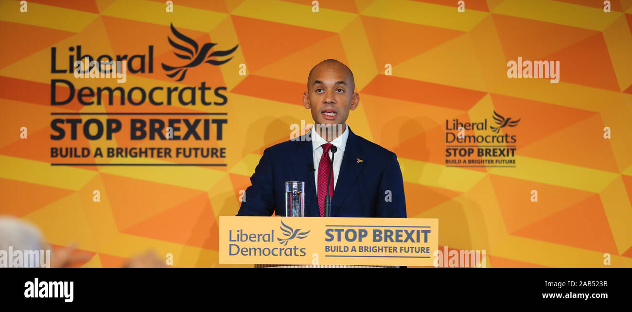 Watford Football Club, Watford, UK. 25 Nov, 2019. Der aussenpolitische Sprecher der Liberalen und Demokratischen Partei und Kandidat der Städte von London und Westminster, Chuka Umunna spricht in Watford Football Club auf liberalen Außenpolitik vor der Staats- und Regierungschefs der NATO-Konferenz. Die Fraktion der Liberalen und Demokratischen Partei Europas begehen, die Ausgaben zu 2% des Bruttoinlandsprodukts (BIP) auf Verteidigung, wie von der NATO unterstellt. Credit: Dinendra Haria/Alamy leben Nachrichten Stockfoto