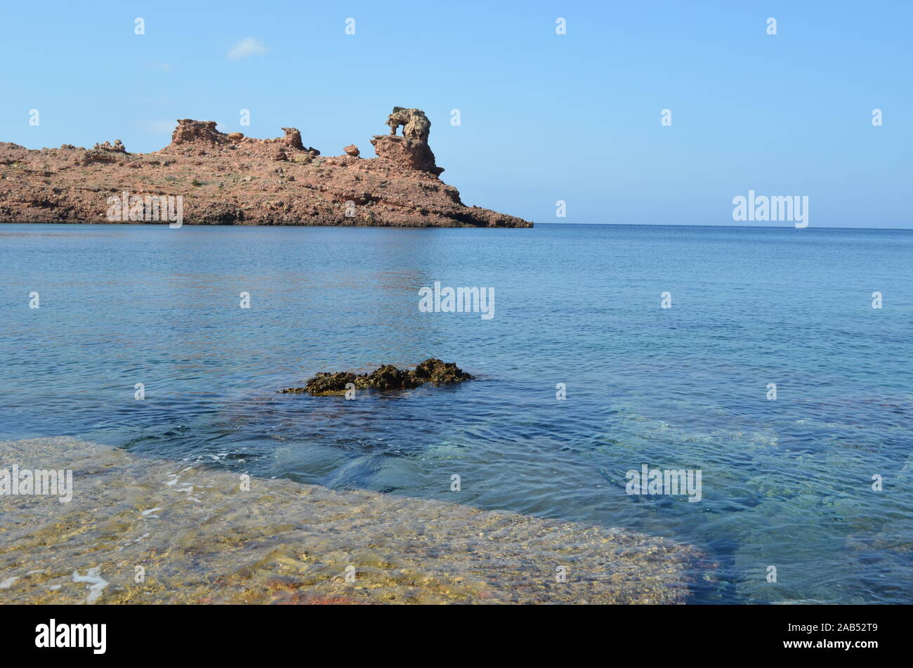 Der Elefant Rock in Cala Morell. Das kristallklare Wasser von Menorca Stockfoto