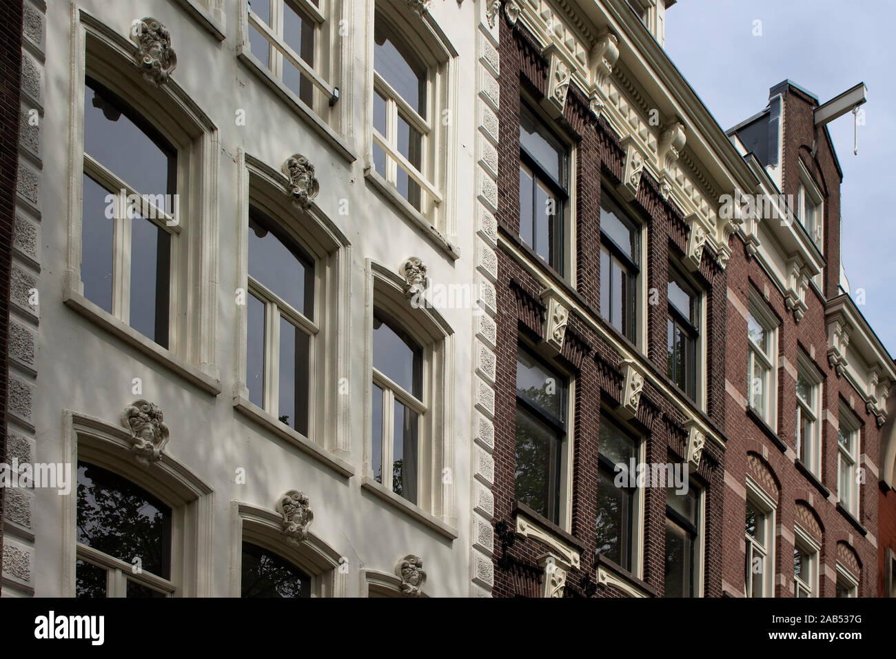 Blick auf die historische, traditionelle und typische Gebäude zeigen niederländische Architektur in Amsterdam. Es ist ein sonniger Sommertag. Stockfoto