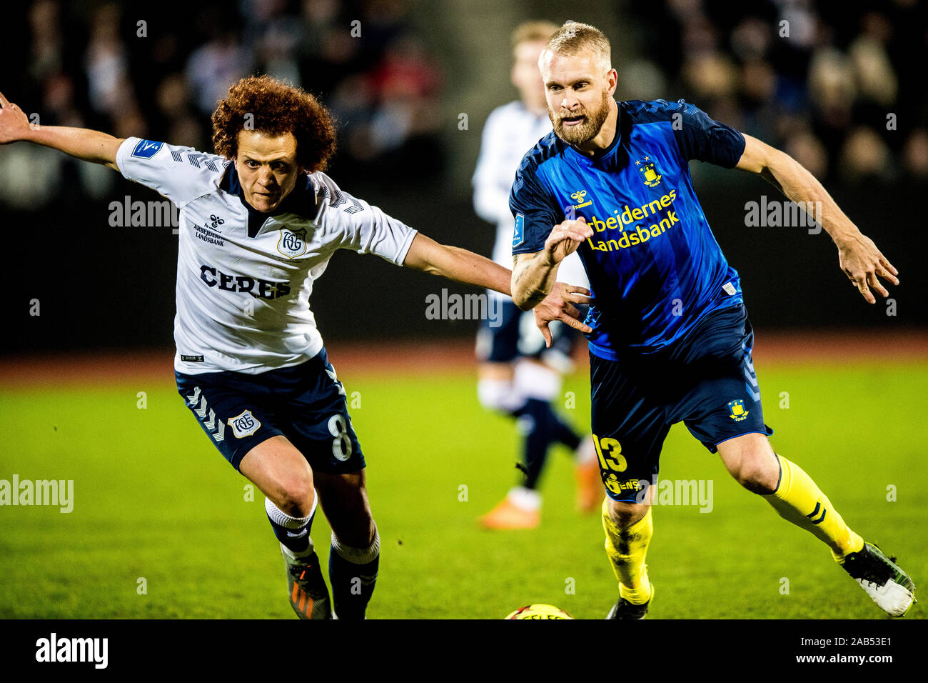 Aarhus, Dänemark. 24 Nov, 2019. Mustafa Amini (8) der AGF und Johan Larsson (13.) Der broendby während der 3F Superliga Match zwischen AGF und Bröndby gesehen wenn an Ceres Park in Aarhus. (Foto: Gonzales Foto/Alamy leben Nachrichten Stockfoto