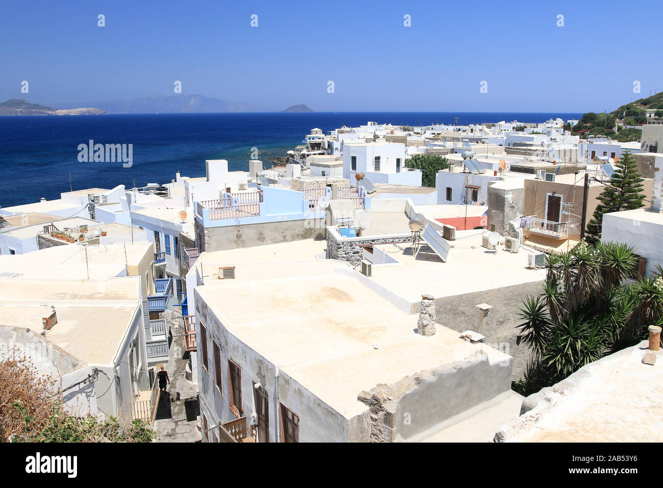 Typische griechische Landschaft Nisyros blaue Tür Weiß Stockfoto