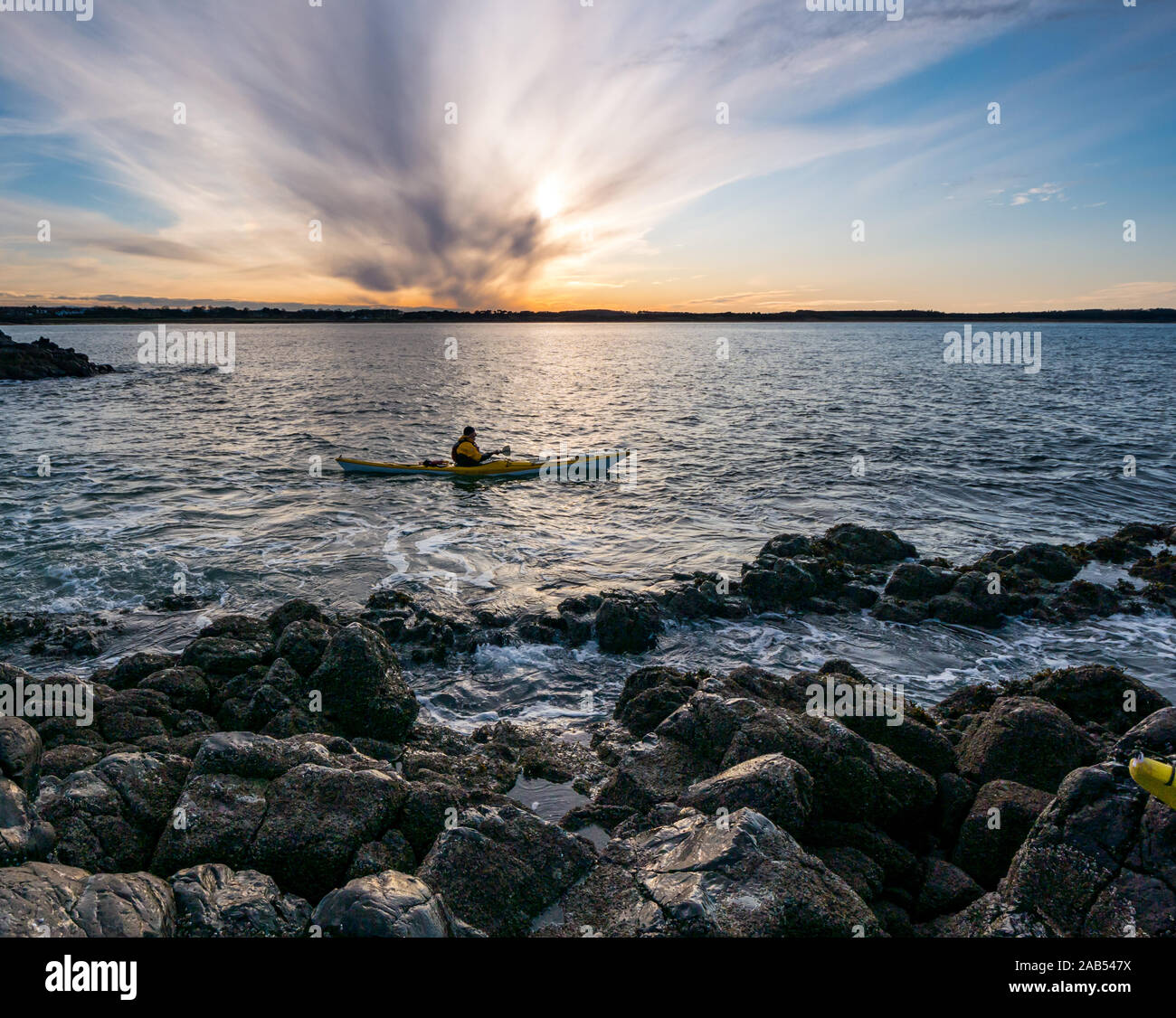 Lothian Sea Kayak Club kayaker Paddeln bei Sonnenuntergang, Lamm Insel, Erhabene, Schottland, Großbritannien Stockfoto