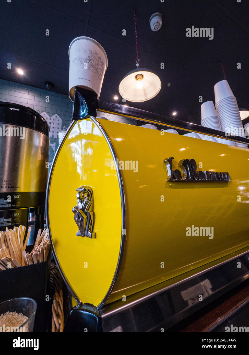La Marzocco, Italienisch Gelb Kaffeemaschine, Lincoln Coffee House, Reading, Berkshire, England, UK, GB. Stockfoto