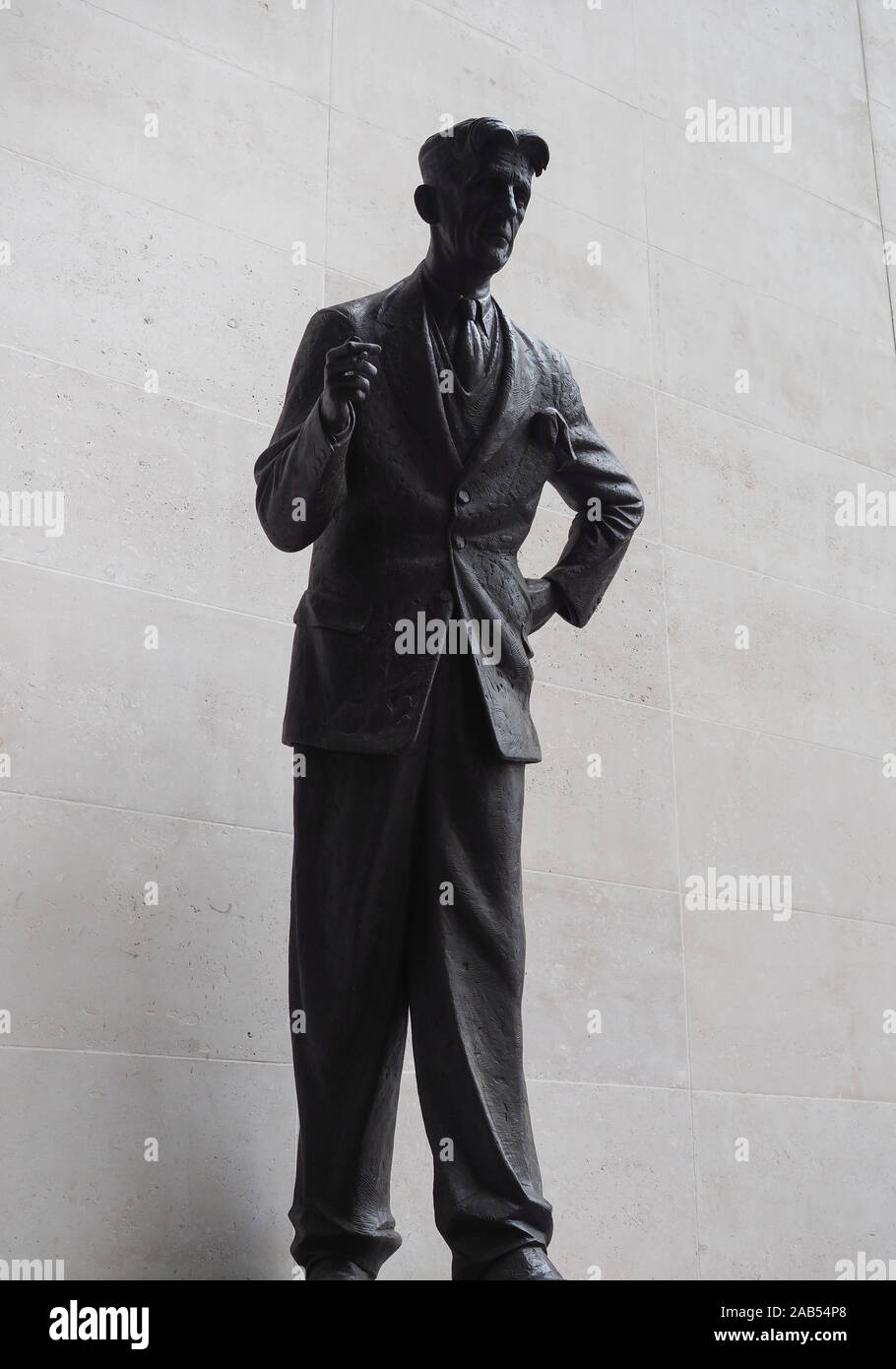 LONDON, GROSSBRITANNIEN - ca. September 2019: George Orwell vor BBC Broadcasting House in Portland Place Stockfoto