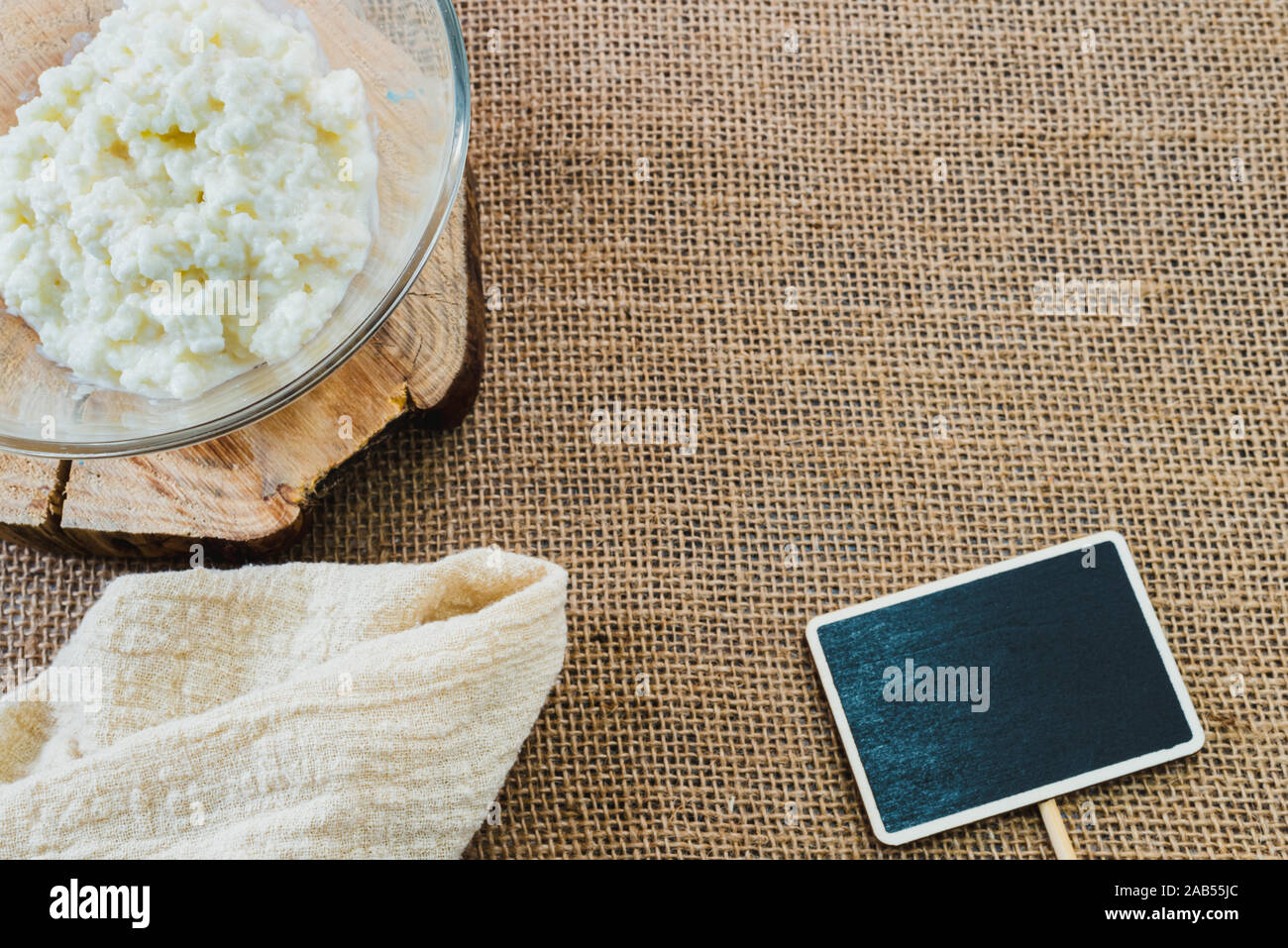 Flach der kefir mit einer leeren Tafel Nachrichten zu schreiben, das gesunde Essen Konzepte. Stockfoto