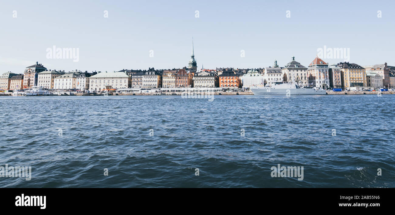 Stockholm, Schweden - August 2017: Blick über die alten Häuser am Wasser Stockholm Gamla Stan. Stockfoto