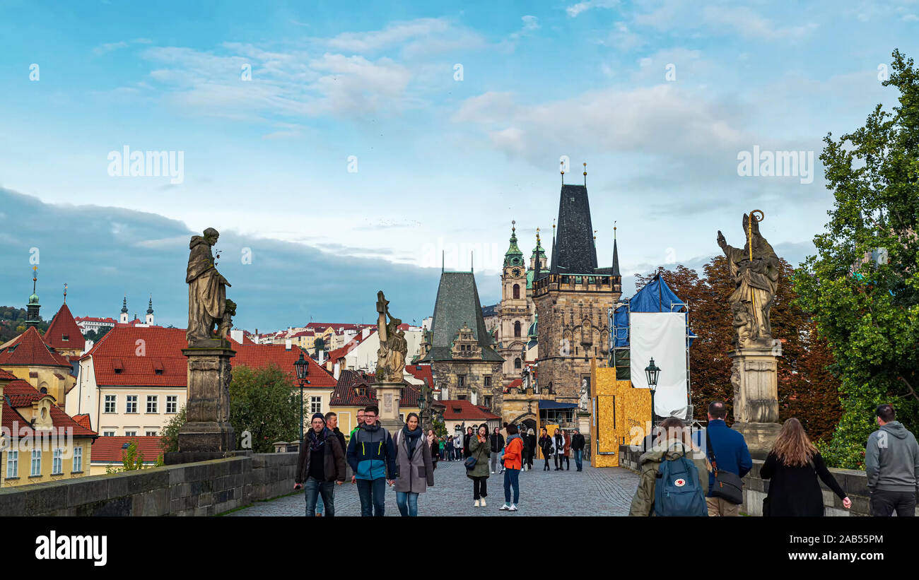 Die Karlsbrücke ist ein Wahrzeichen im Zentrum von Prag Stockfoto