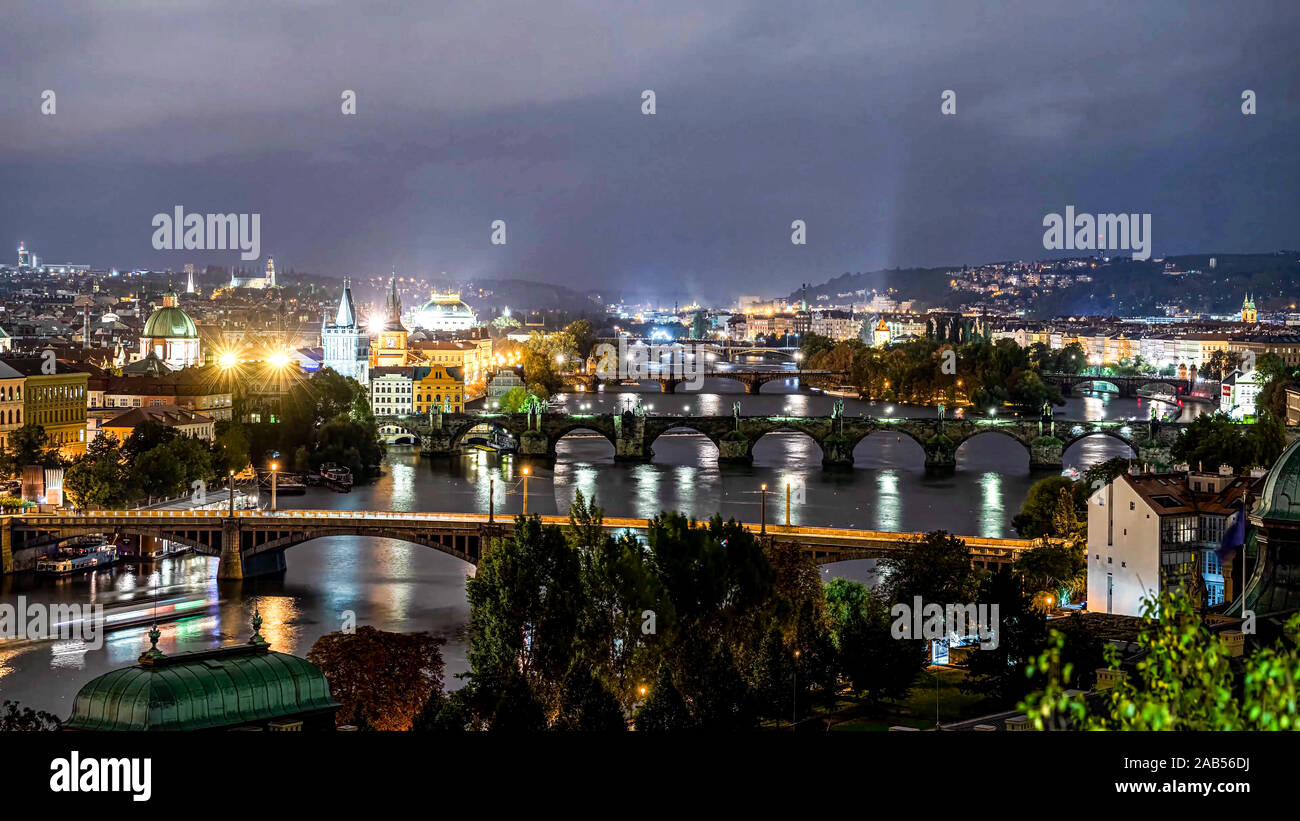 Stadt Prag bei Nacht Stockfoto