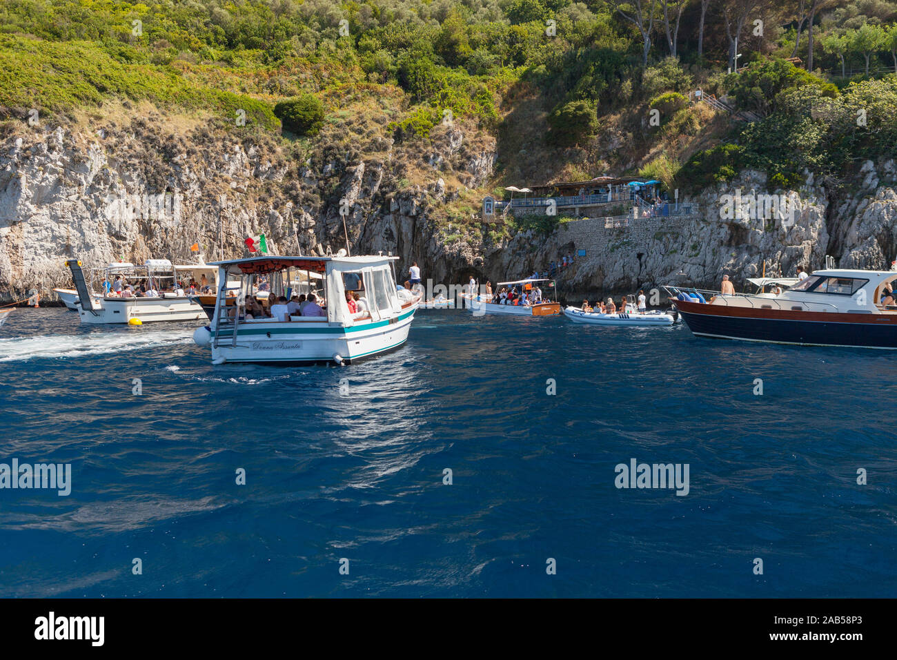 Boote Queuing die Blaue Grotte, Capri zu besuchen Stockfoto