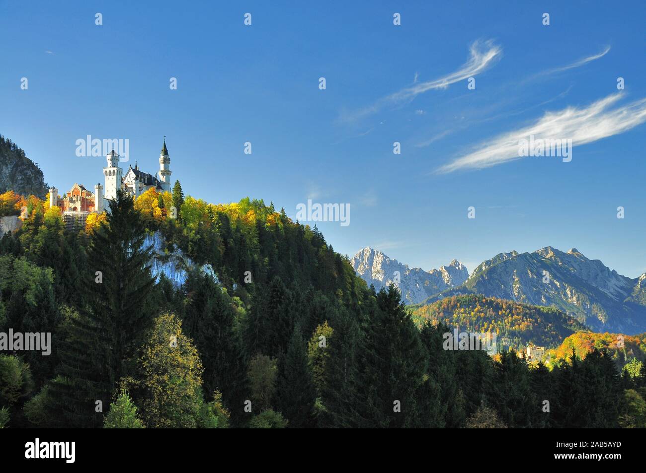 Schloss Neuschwanstein in Schwangau, rechts das Schloss Hohenschwangau, im Hintergrund die Tannheimer Berge, Schwaben, Bayern, Deutschland, Europa Stockfoto