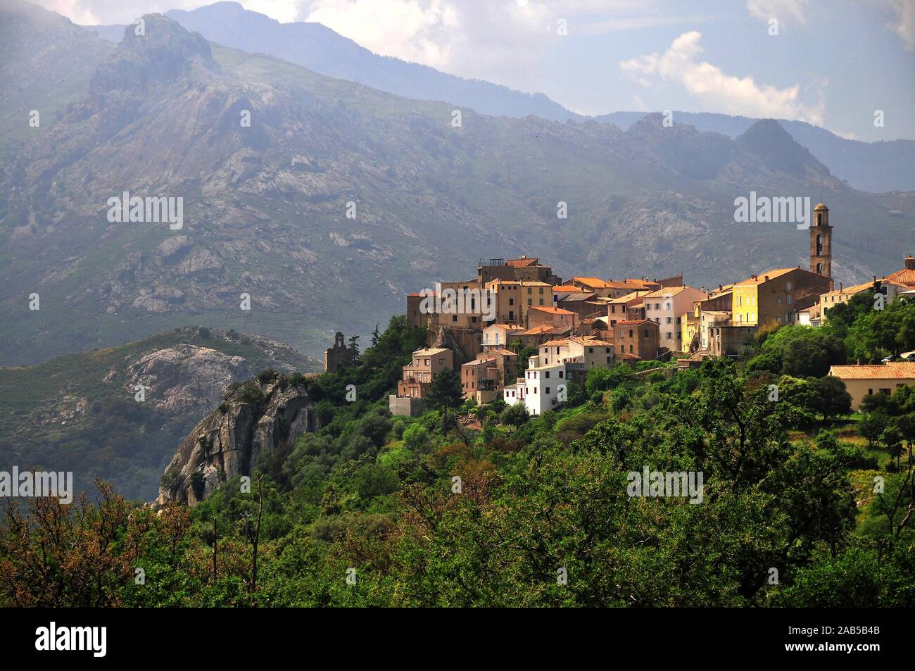 Cassano in der Gemeinde Montegrosso im Norden von Korsika, im Hintergrund der Montegrosso Massiv, Frankreich Stockfoto