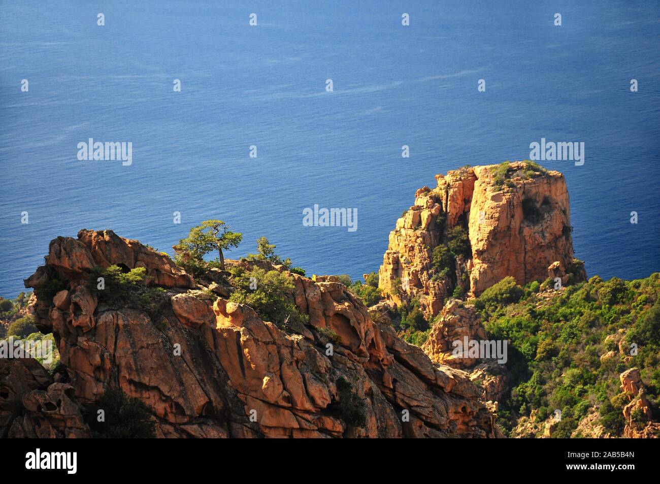 Granit Felsen auf der Küstenstraße durch die calanche Piana im Naturpark Korsika, in Porto, Korsika, Frankreich, Europa Stockfoto