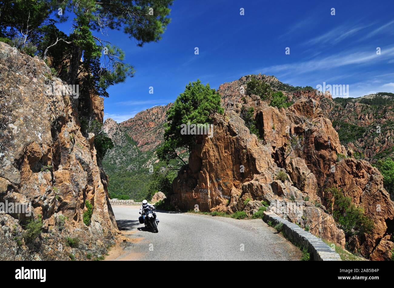 Motorradfahrer auf der Straße von Porto bis Evisa durch die OTA-Tal in Korsika, Frankreich, Europa Stockfoto