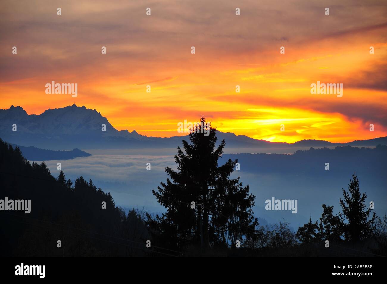 Blick vom Hochplateau Hagspiel im Allgäu in der Nähe von Oberstaufen auf das Massiv des Säntis (2501 m) in die Appenzeller Alpen in der Schweiz Stockfoto