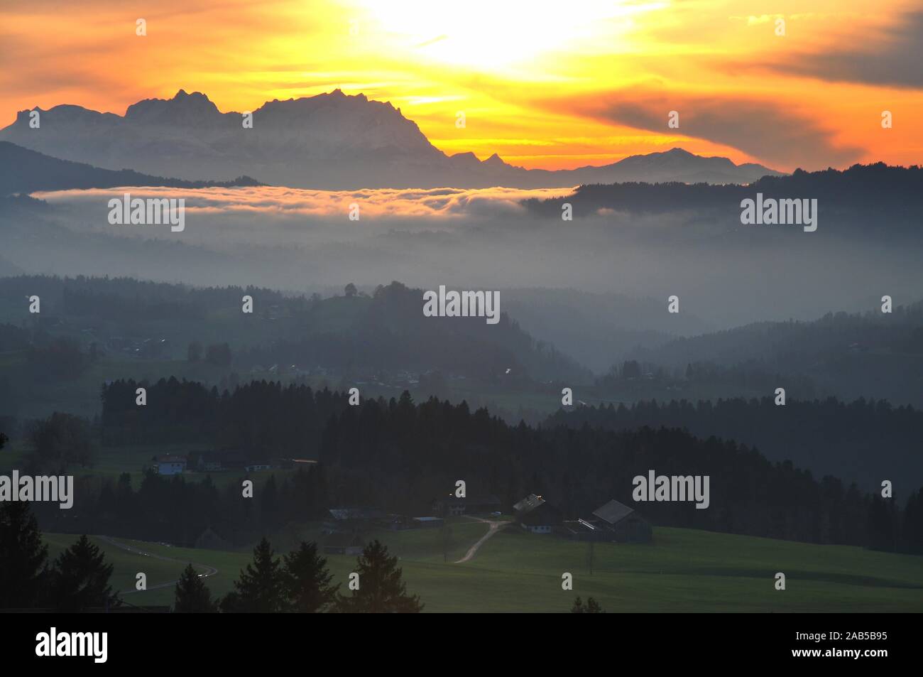 Blick vom Hochplateau Hagspiel im Allgäu in der Nähe von Oberstaufen auf das Massiv des Säntis (2501 m) in die Appenzeller Alpen in der Schweiz Stockfoto
