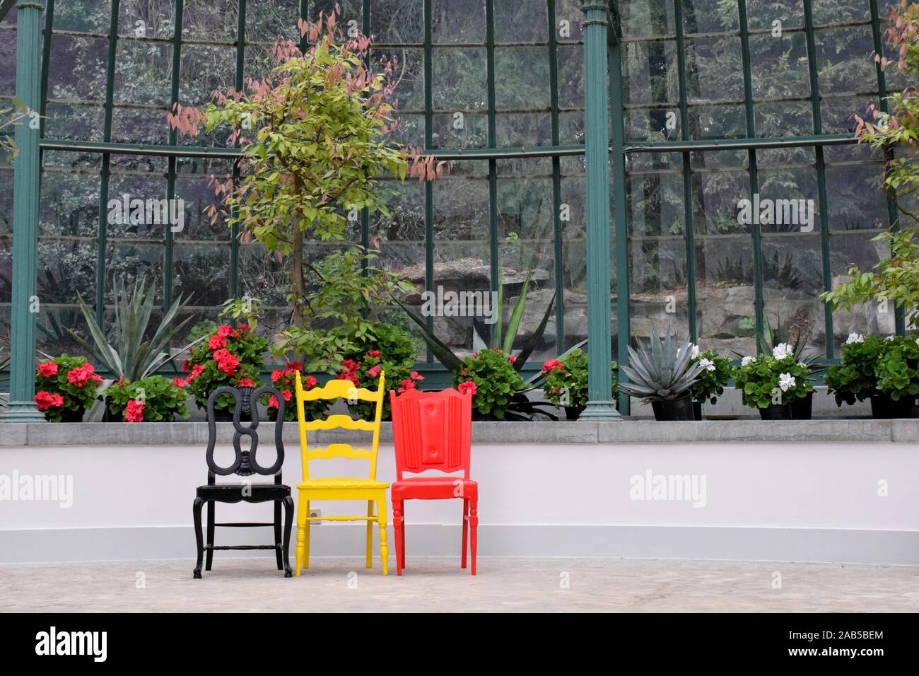 Drei Stühle belgische Fahne Schwarz gelb Rot Stockfoto