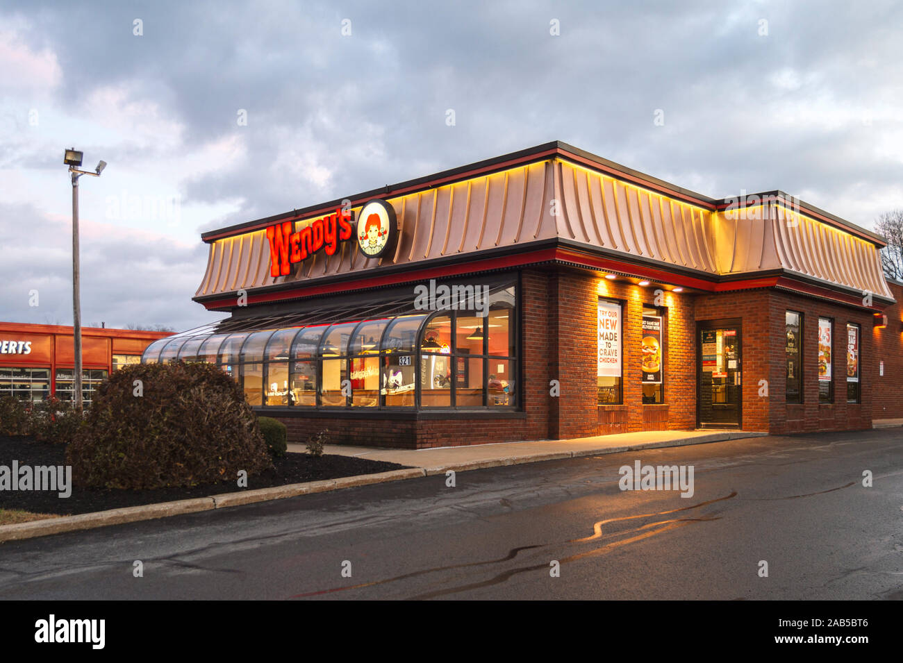 Yorkville, New York - May 24, 2019: Nachtansicht des Wendy Einzelhandel Lage. Wendy's ist eine Fast Food Kette. Stockfoto