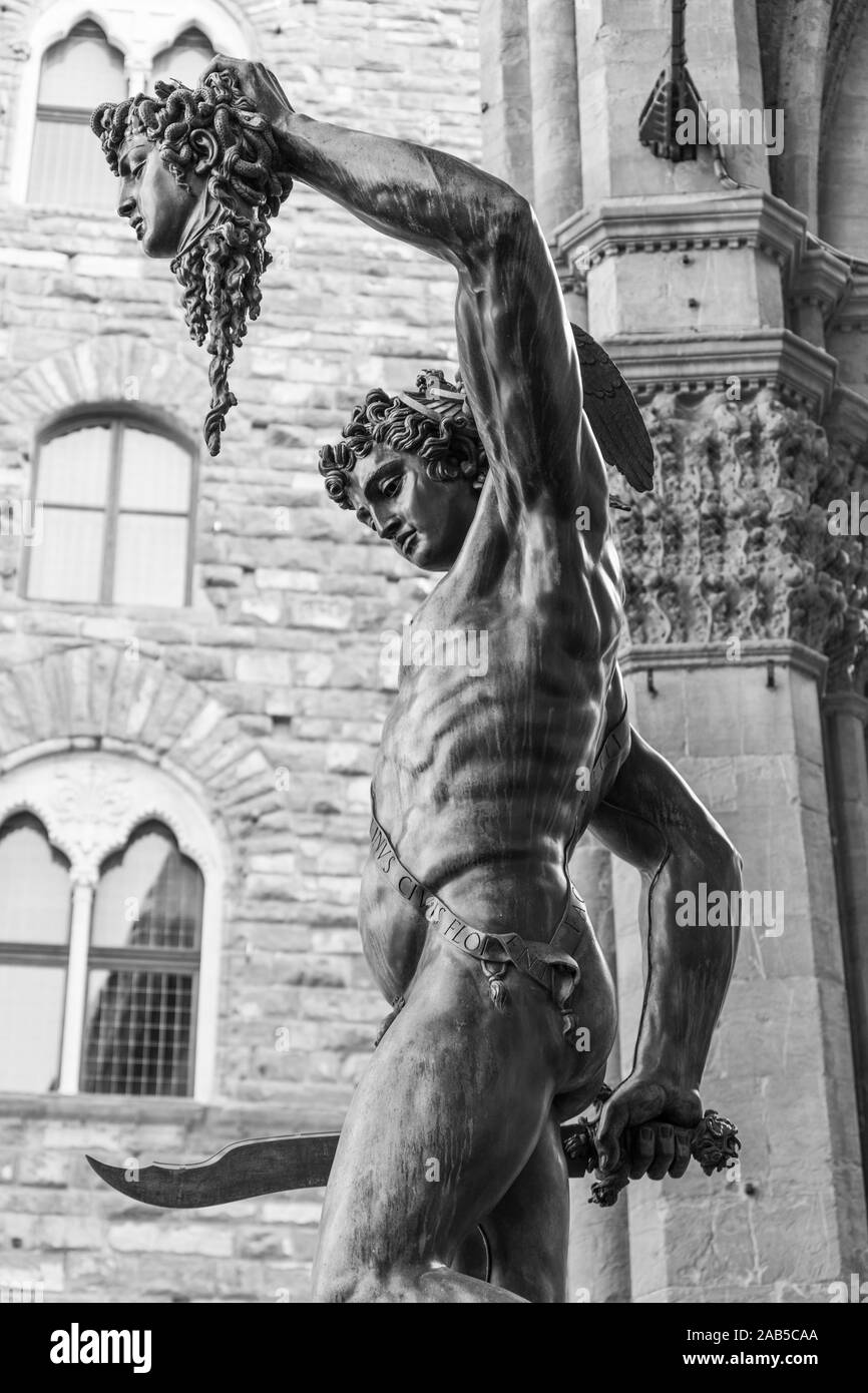 Florenz, die Wiege der Renaissance: die Statue "Perseus, ein Meisterwerk in Bronze von Benvenuto Cellini in der herrlichen Loggia dei Lanzi. Stockfoto