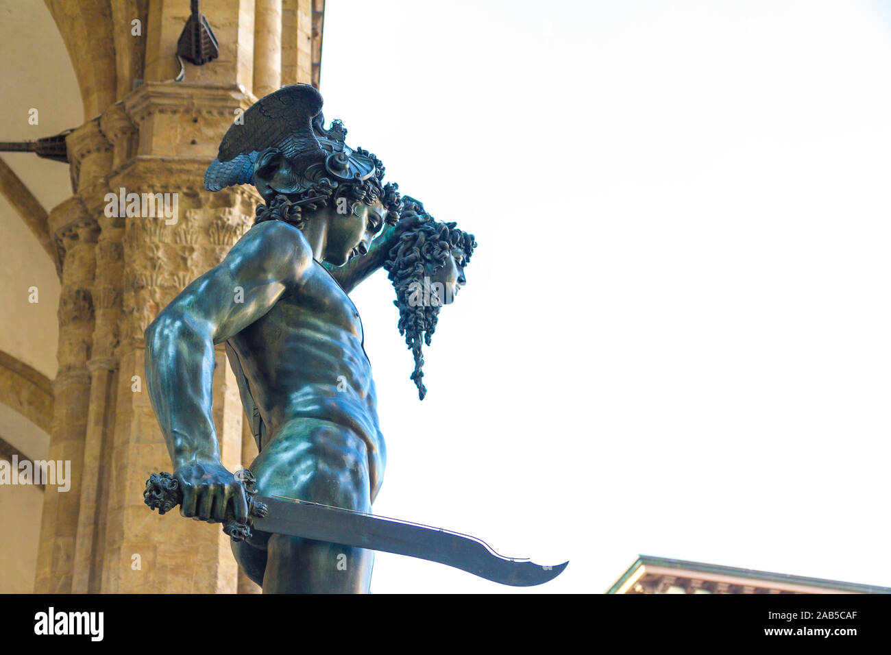 Florenz, die Wiege der Renaissance: die Statue "Perseus, ein Meisterwerk in Bronze von Benvenuto Cellini in der herrlichen Loggia dei Lanzi. Stockfoto