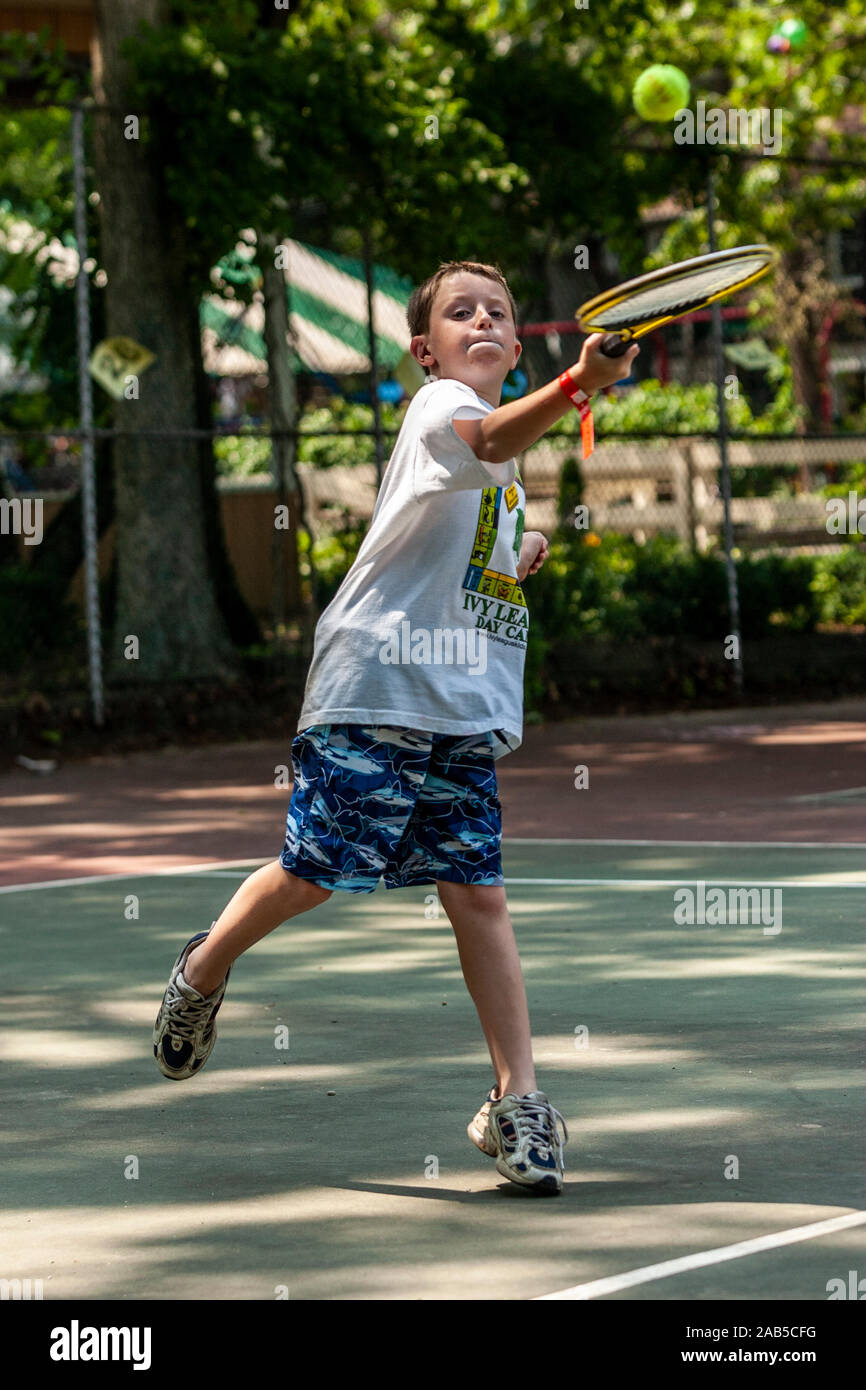 Jungen Tennis spielen am Tag Lager Stockfoto