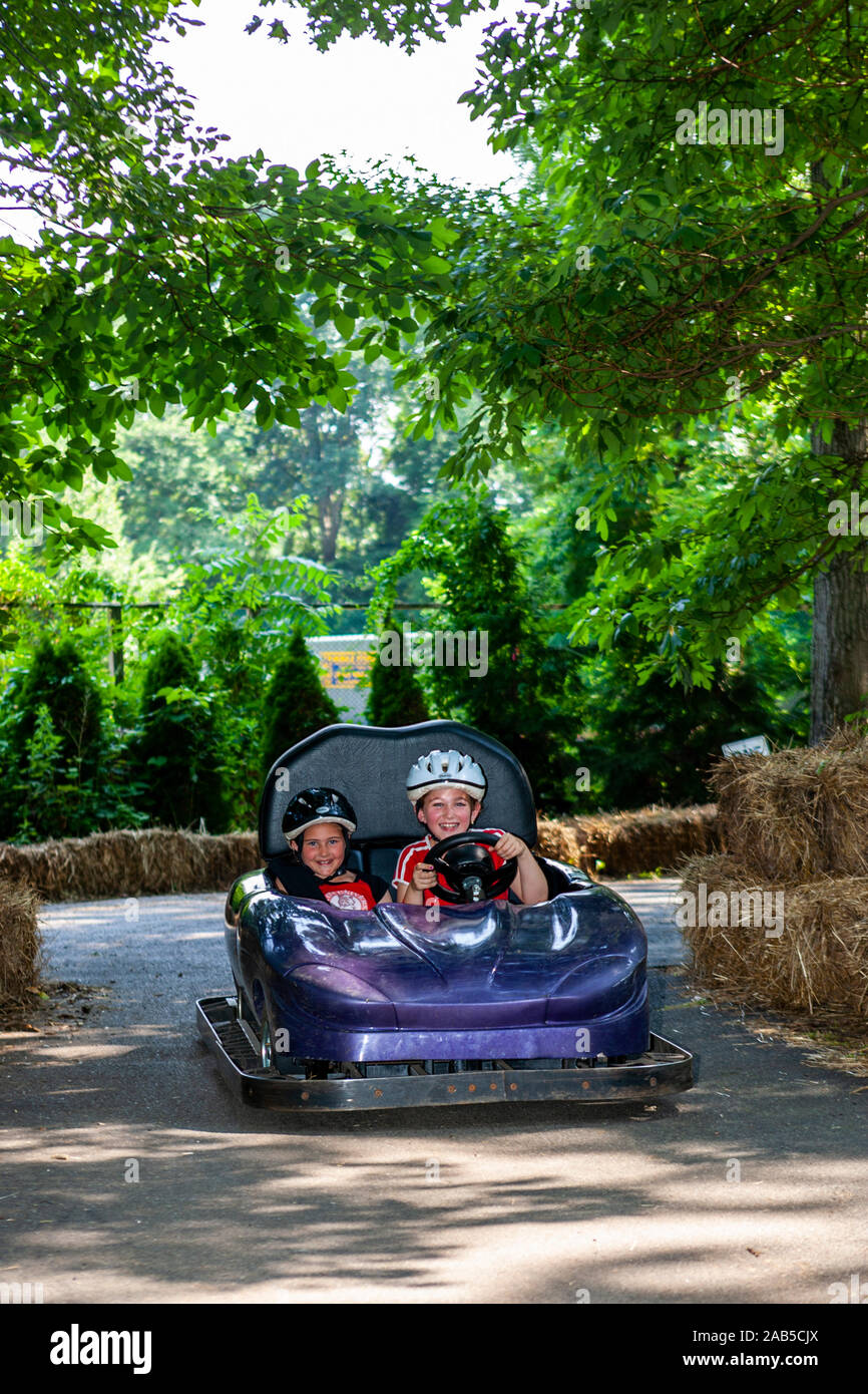 Mädchen gehen Carting bei Tag Camp. Stockfoto