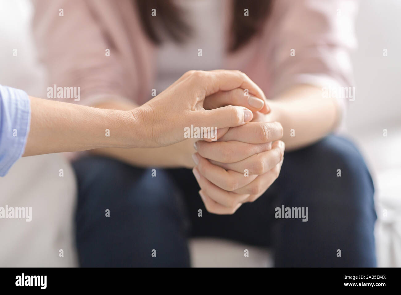 Nahaufnahme der Therapeutin Patientin Hände berühren. Stockfoto