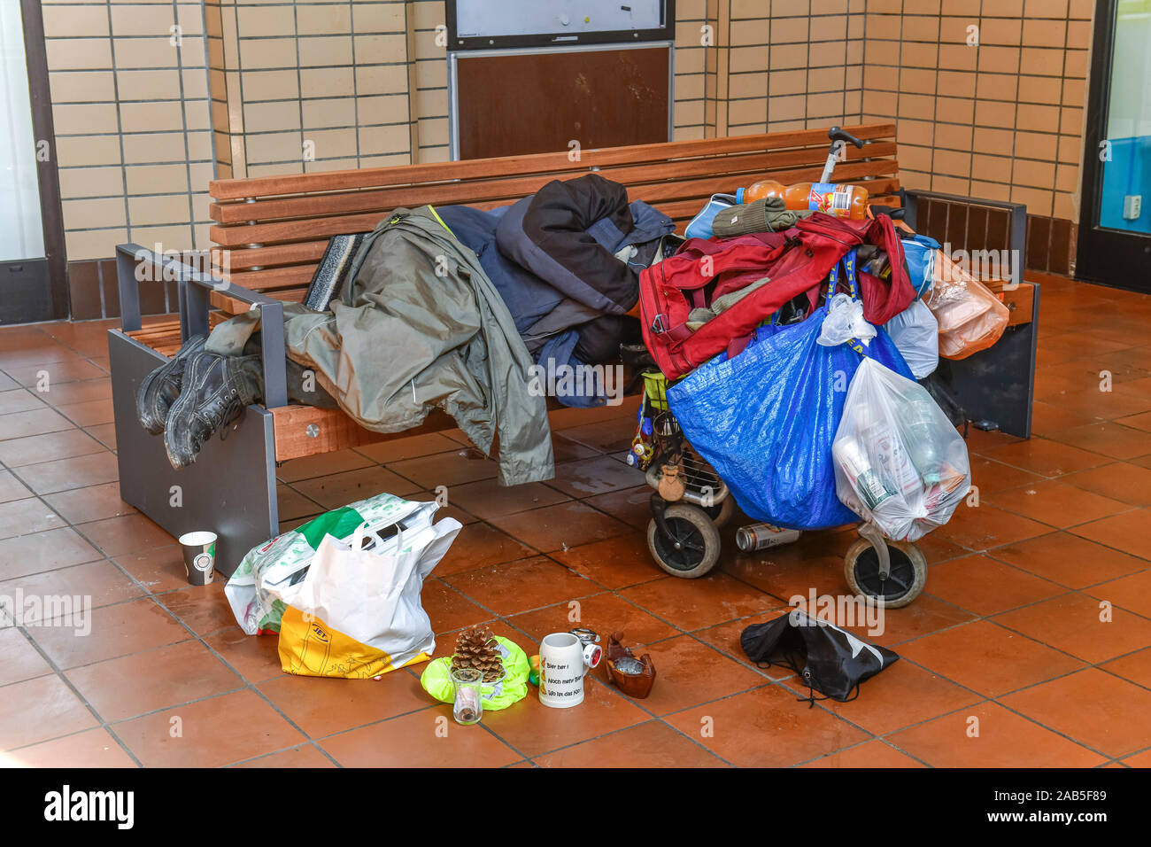 Obdachloser, Bank, Bahnhof Bad Oeynhausen, Nordrhein-Westfalen, Deutschland Stockfoto