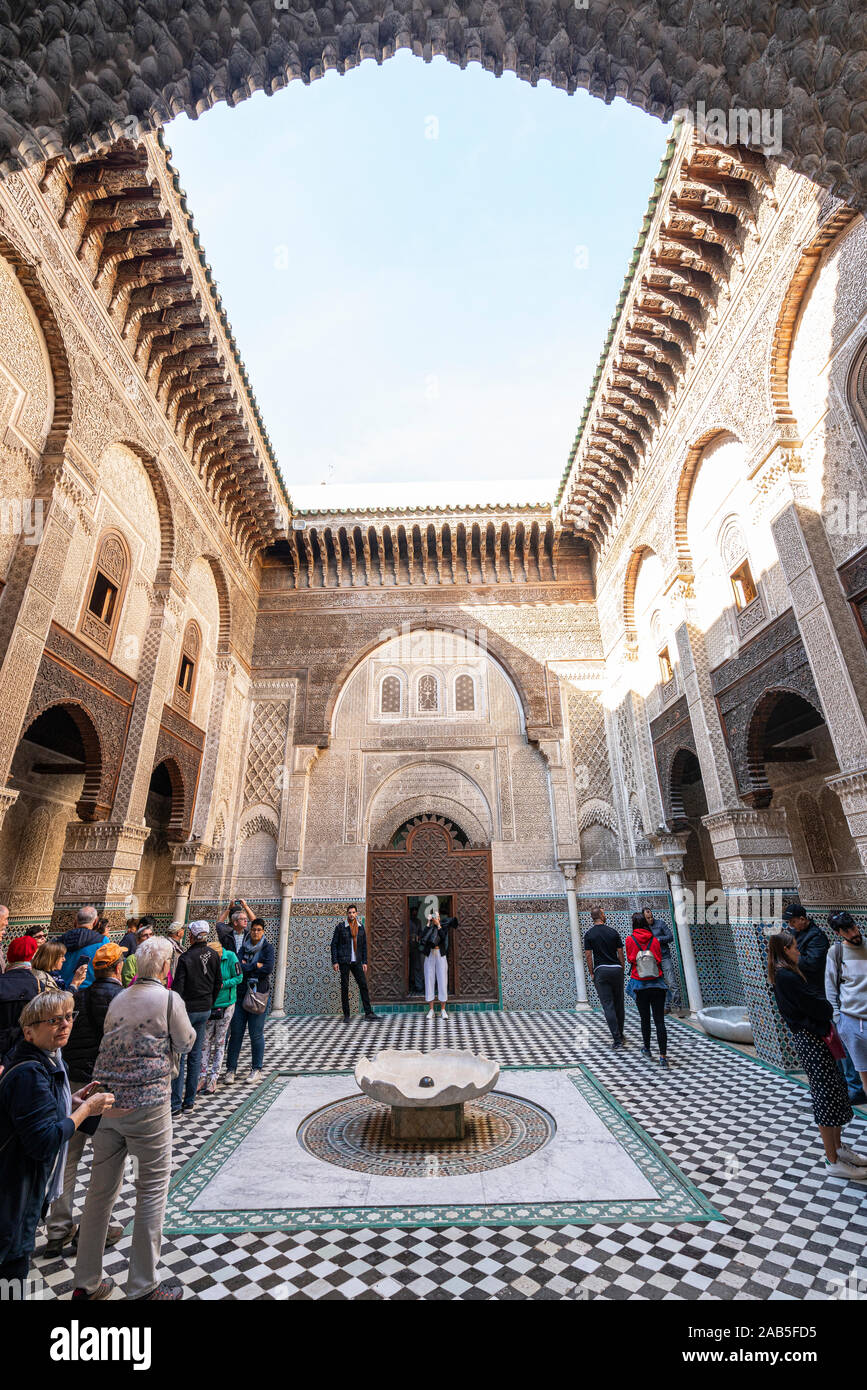 Fez, Marokko. November 9, 2019. Die Al Attarine Madrasa Innenhof. Stockfoto