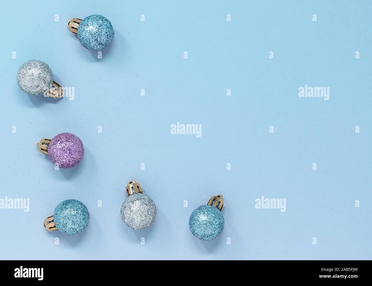 Glänzend bunten Christbaumkugeln Grenze auf einem blauen Hintergrund. Minimale flach Komposition mit Kopie Raum Stockfoto