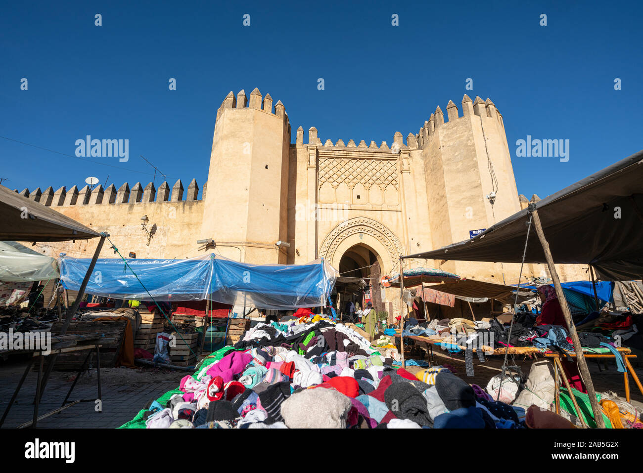 Fez, Marokko. 9. November 2019. Die Stände der Bekleidung Anbieter in der Großen Platz Boujloud Stockfoto