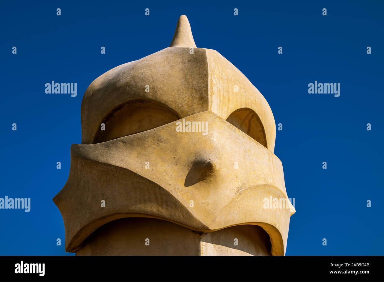 BARCELONA, SPANIEN - 24. AUGUST 2019: Casa Milà (La Pedrera), die das Dach Schornstein. Stockfoto