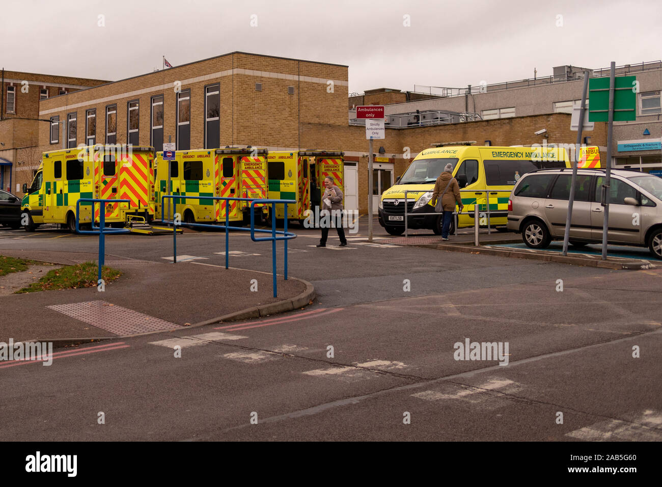 Ambulanzen außerhalb Unfall und Notfall in Southend University Hospital. Southend, Essex, Großbritannien Stockfoto