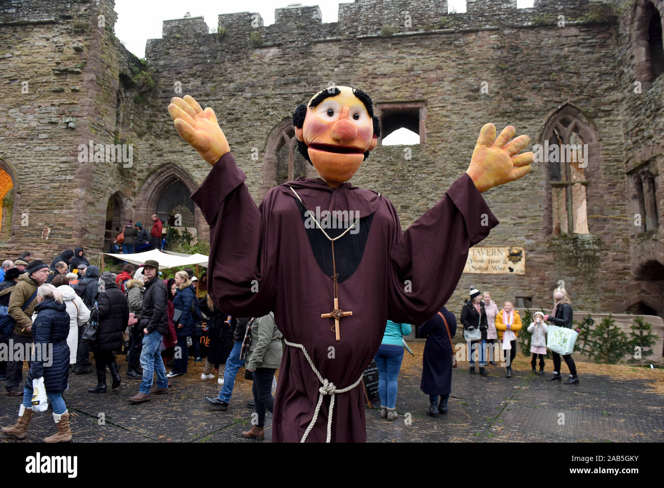 Ludlow mittelalterlichen Christmas Fayre 2019 Giant tanzende Marionette Stockfoto
