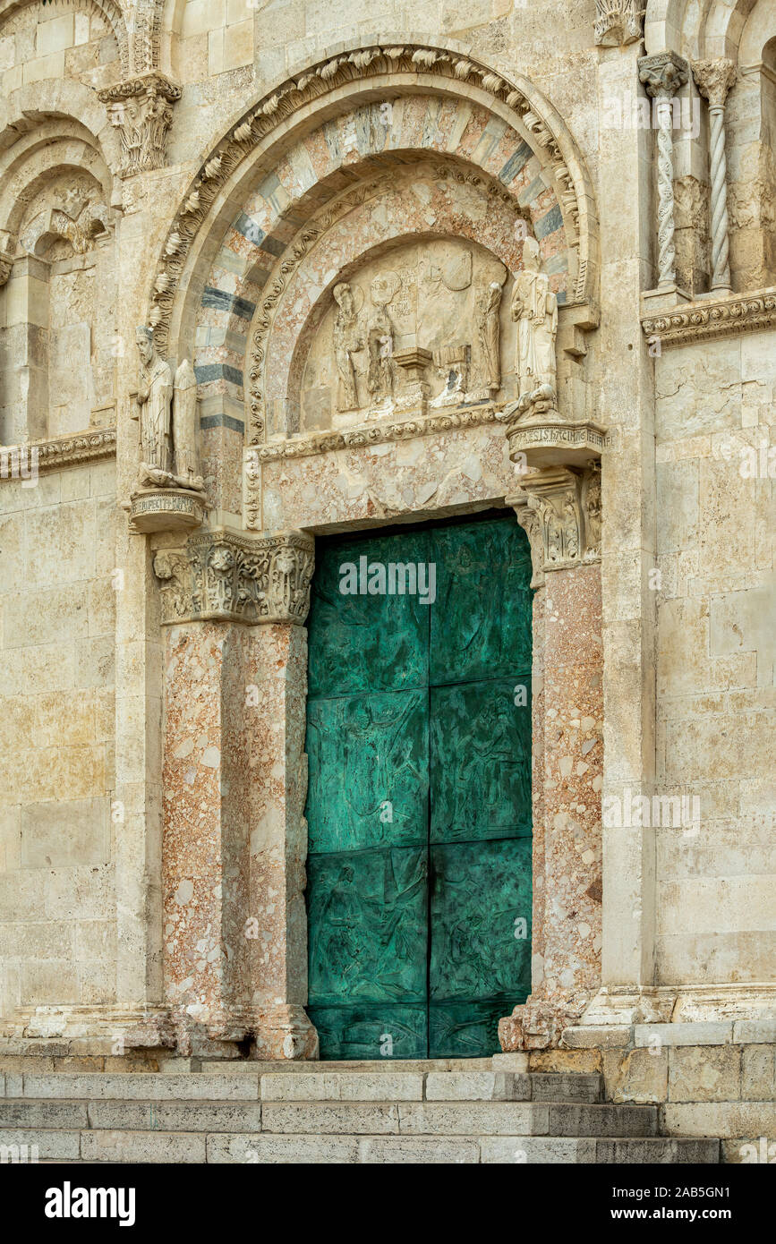 Bronze Portal der Kathedrale Santa Maria della Purificazione, Details der architektonischen Gestaltung. Termoli Molise, Italien. Stockfoto