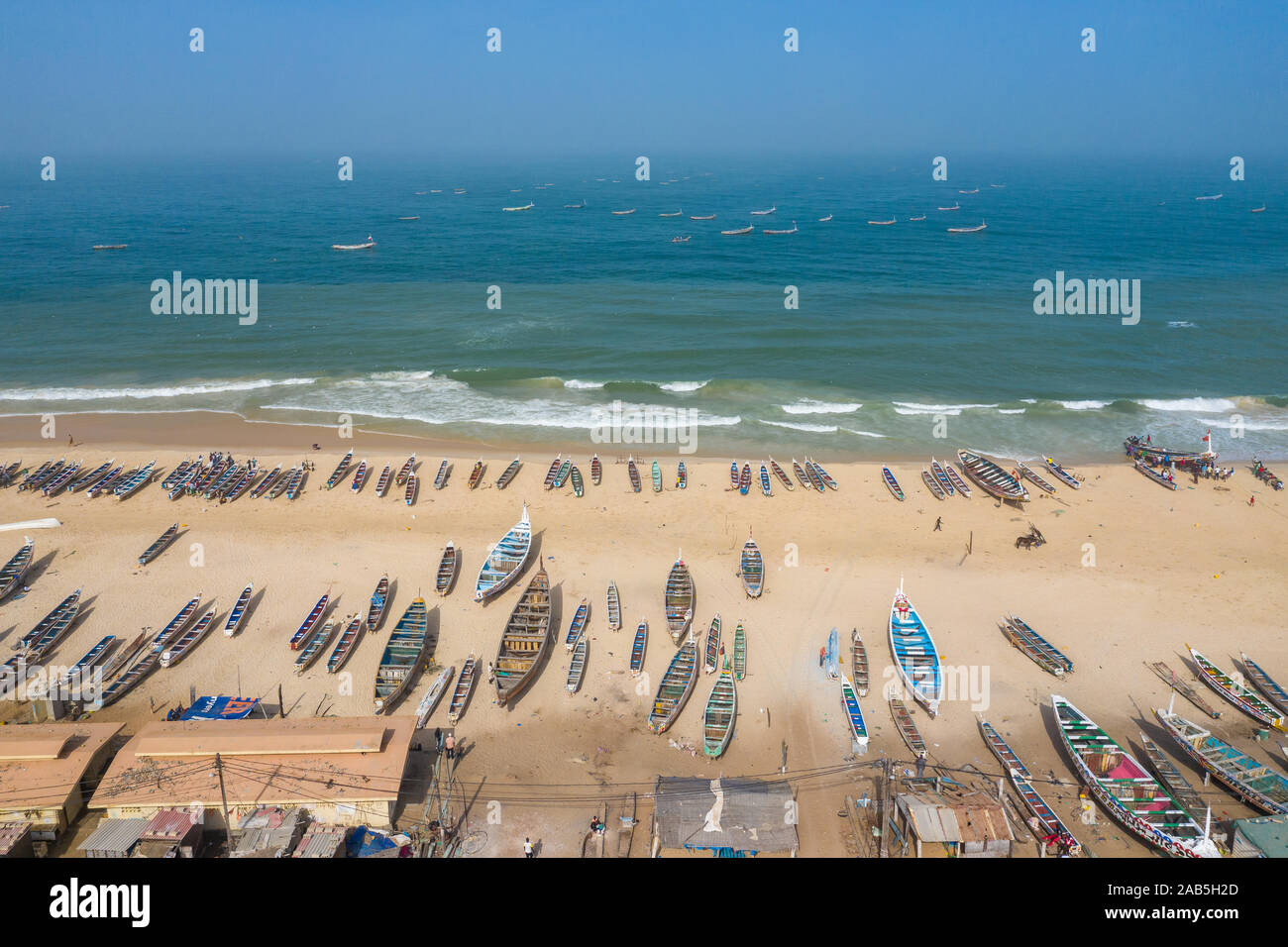 Luftaufnahme von Fischerdorf, pirogen Fischerboote in Kayar, Senegal. Foto von drohne von oben. Afrika Landschaften. Stockfoto